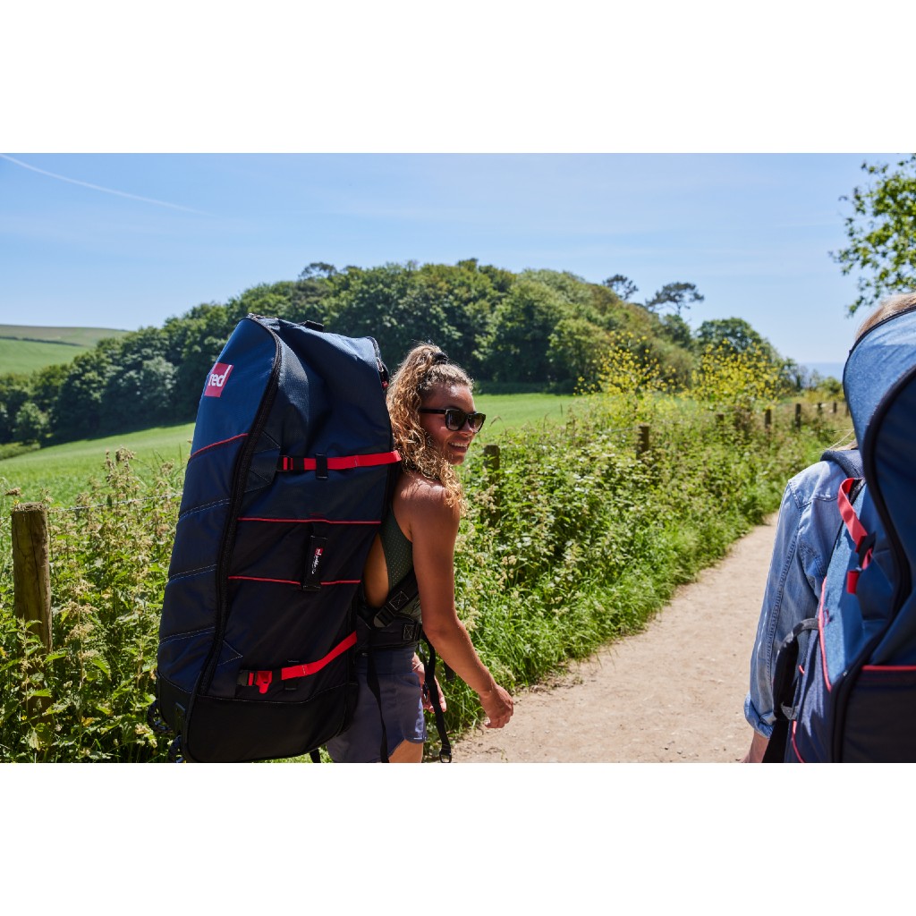 https://kajaktiv.se/wp-content/uploads/2018/08/Red-Paddle-Co-ATB-Transformer-Board-Bag-SUP-vaska-lifestyle-2.jpg